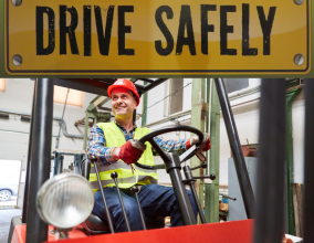Hướng dẫn các bước lái xe nâng , chú ý an toàn khi vận hành.