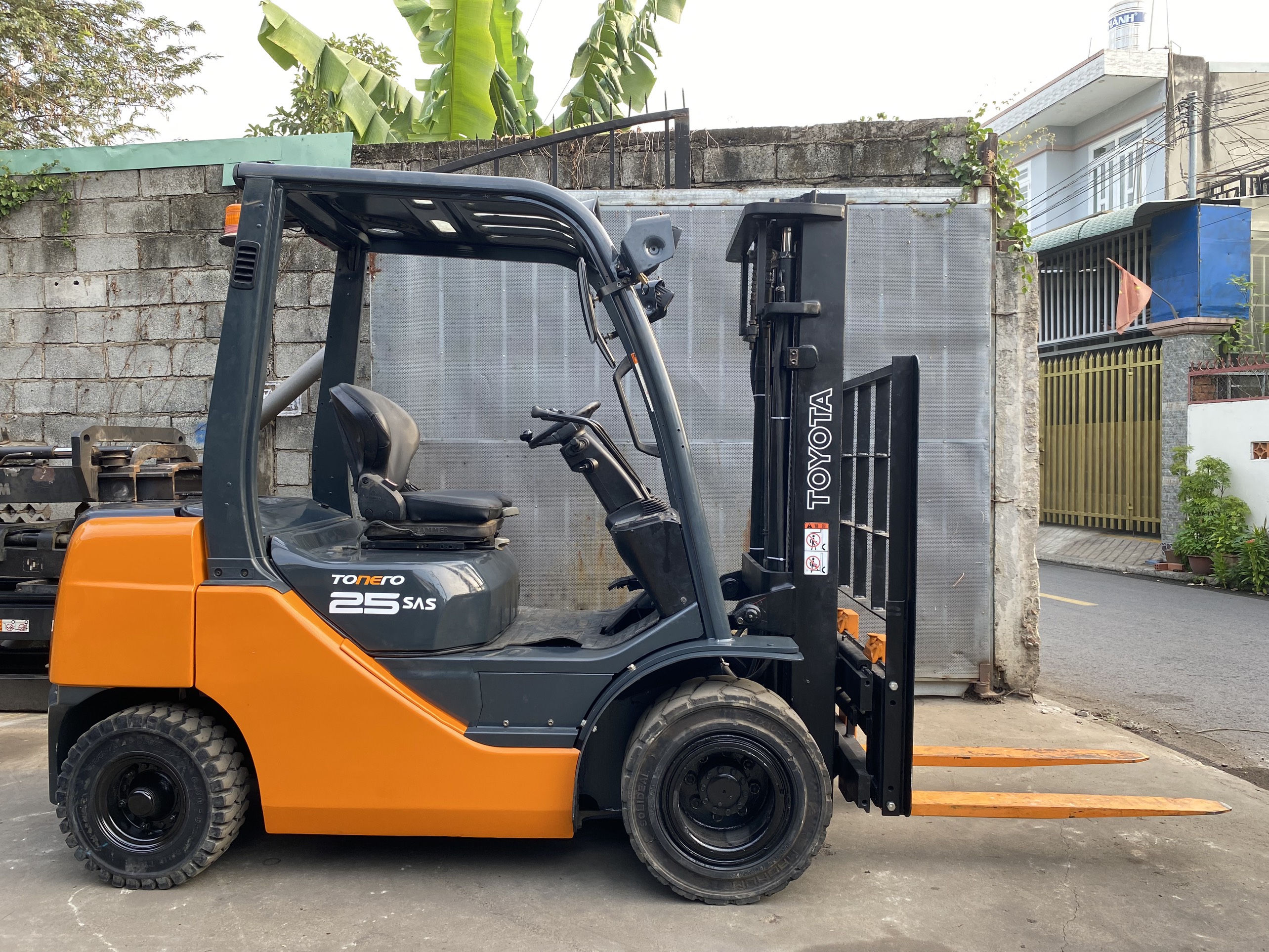 Xe nâng dầu 2.5 tấn